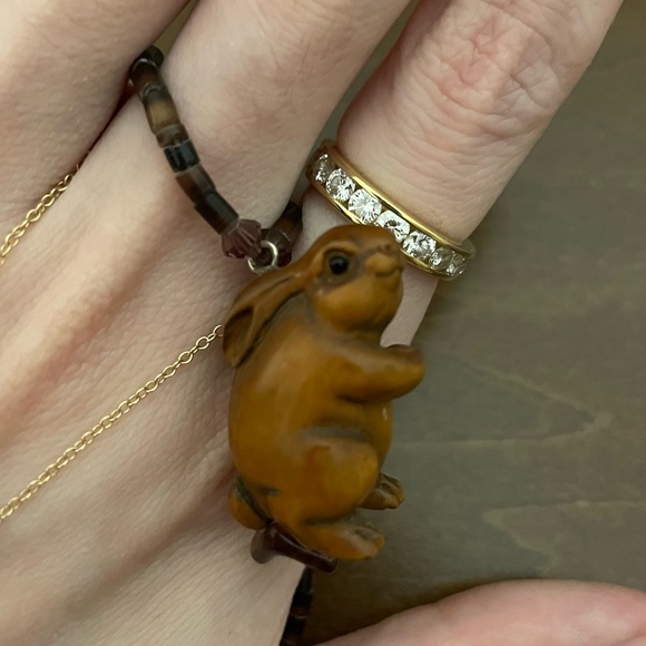 Handcarved Netsuke cute wooden rabbit on a beaded choker necklace, very unique - Picture 10 of 10